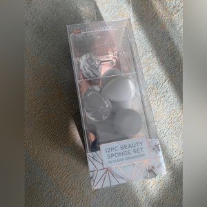 12 PC BEAUTY SPONGE SET NON
LATEX ALLERGY FREE IN CLEAR
ORGANIZER NEW IN BOX